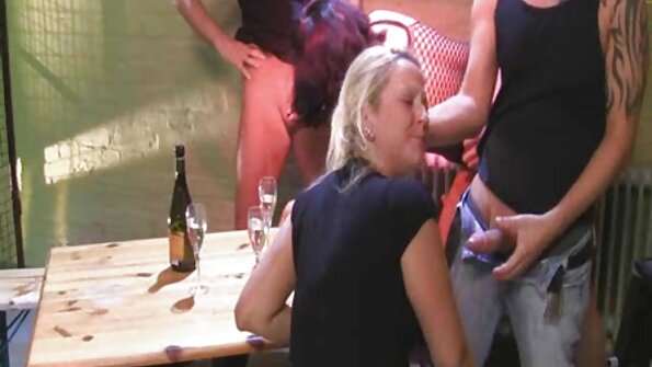 يتم مارس الجنس مع كتكوت من قبل أربعة سكس اسرائيلي مترجم عربي رجال كبار على الأريكة