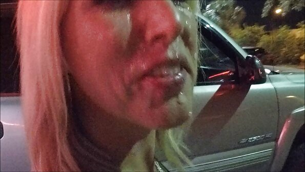 Adria Rae تبدو جميلة بينما أنف يقصف العضو التناسلي النسوي جنس امهات قديم والفم
