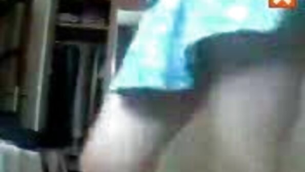 فتاة ذات شعر أسود تلتصق بقضيب اصطناعي جنس افلام مترجم داخل شفتيها الرطبة